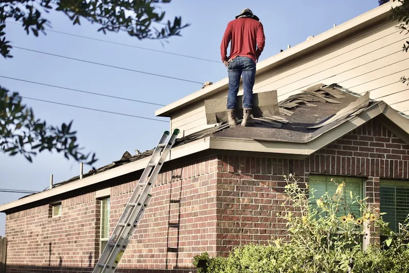 Professional roofer working on a residential roof in Guyencourt